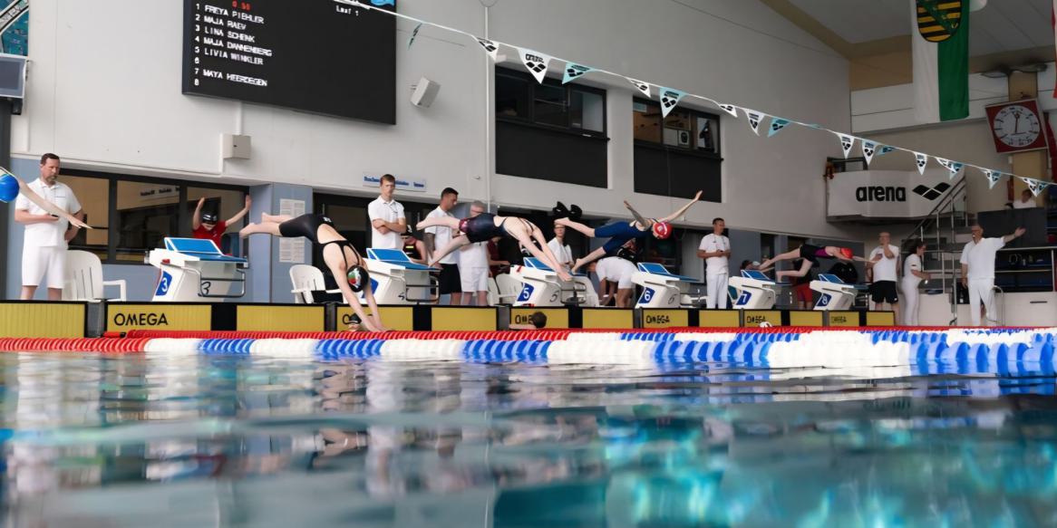 Pokale satt in der Elbeschwimmhalle beim 20. Internationalen Pokalwettkampf der Landeshauptstadt
